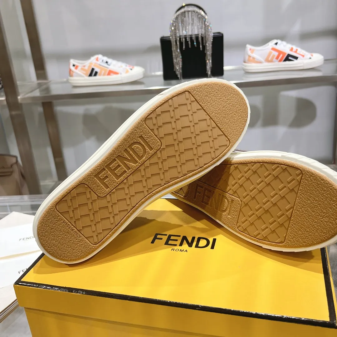 Couple style 💰460❤️Fendi Fendi's latest couple canvas shoes ❑ Fabric: Original customized imported jacquard canvas material ❑ Inner lining: Imported canvas material ❑ Sole: Original molded non-slip TPU outsole ❑ Bottom thickness: 2.5cm ❑ Size: Women's 35-40/Men's 39-45